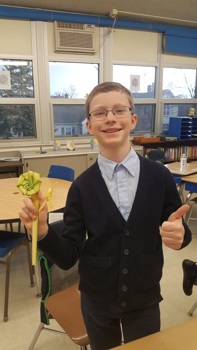ourstbschool's tweet photo. Our middle school students were blessed to learn how to weave palms today. Thank you Sue Jenkins and Mary Bosch! https://t.co/j1mDZ7u5hQ