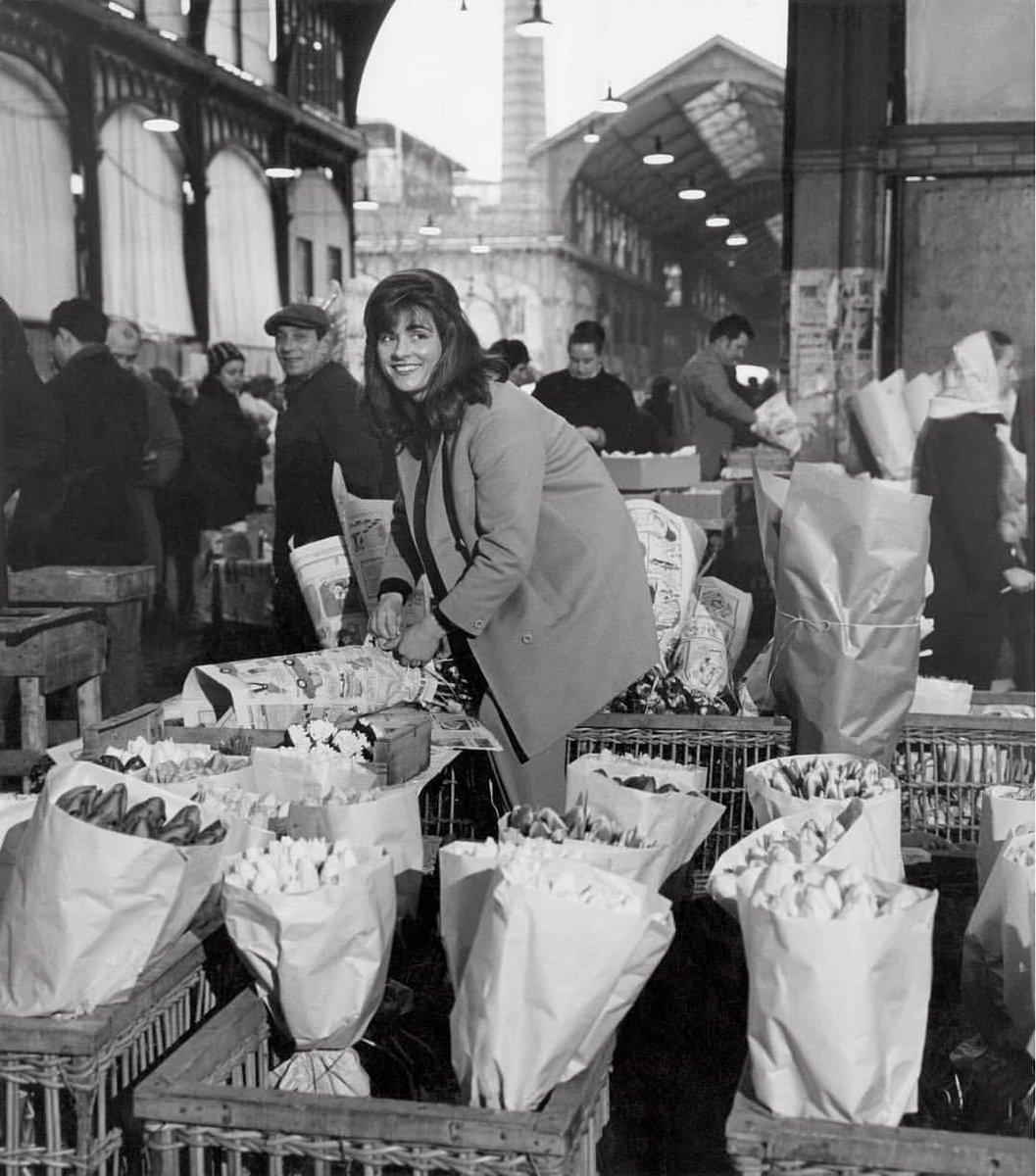 ParisAMDParis's tweet photo. Robert Doisneau 
La marchande de fleurs     Les Halles  Paris   1968 https://t.co/EBaDOMXM2s