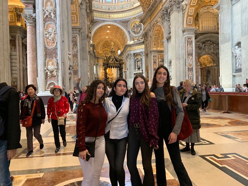 maristasevilla's tweet photo. Sigue el viaje de nuestro 1ºBach. a Roma:Museos Vaticanos, Basílica De San Pedro, San Juan de Letrán, Santa Maria la Mayor y San Pietro in Vincoli.¡Maravilloso! #maristas #masqueaulas #cambia #changechance #maristascambia #razonesparaelegirmaristas https://t.co/WddRQCpWIm