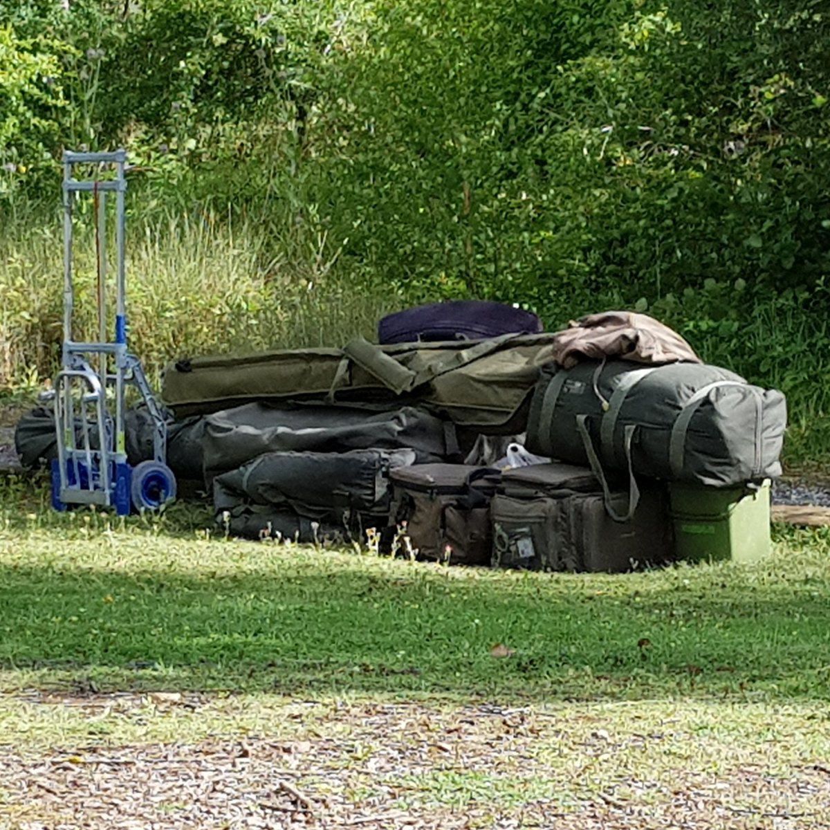 Wkndwoodsman's tweet photo. I bet this bloke is only coming fir a quick overnighter. Anyone else pack all their gear for a quick 24 hour session? I know I do.
#carpfishing #quickovernighter #fishing https://t.co/6ASZythLzE