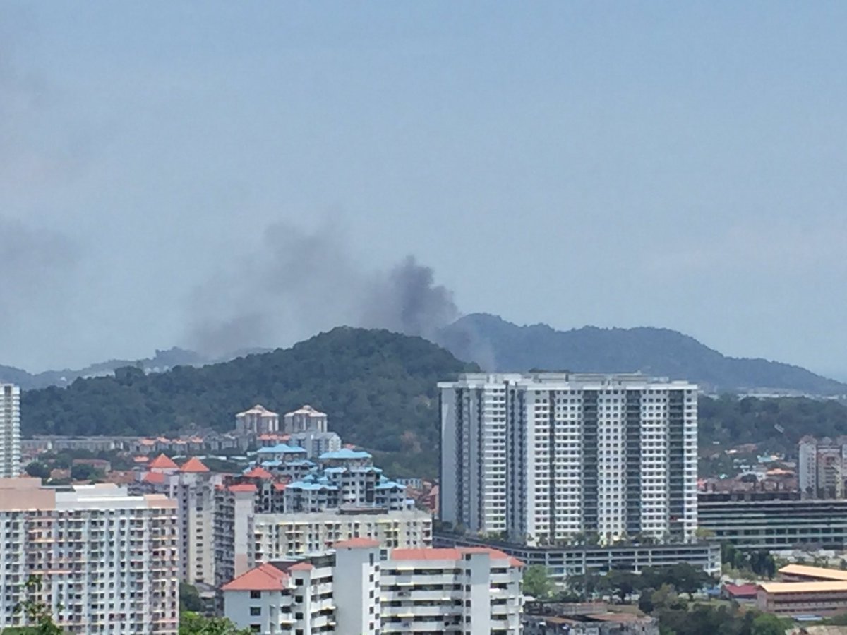 Jaydcoke's tweet photo. Anyone know the source of this smoke near Teluk Kumbar/Penang airport? #fire #fireinpenang #telukkumbar #bayanlepas #penangairport https://t.co/YfAo6wdoyb