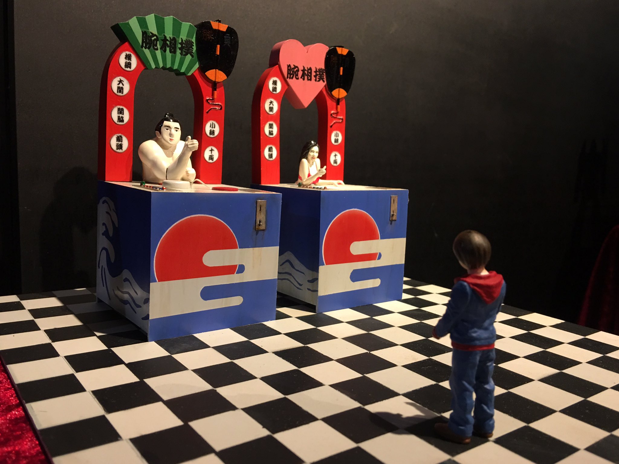 16bitmodels 吉本プラモデル部部長 佐藤哲夫 腕相撲マシーンを実感たっぷりに立体化 力士のツヤ具合が本物にしか見えない 当初女性腕相撲マシーンだけ作っていたが 元ネタを知らない人も多いのでは と考え急遽追加された 16bitmodels T Co