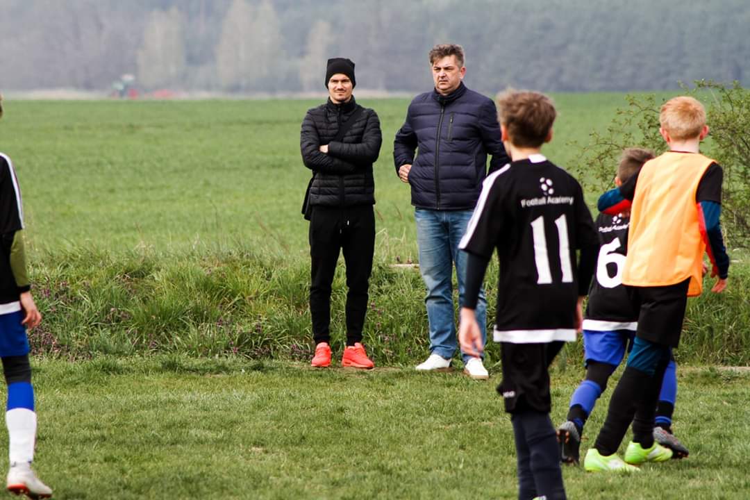 Jark0o's tweet photo. Emocje po strzelonej bramce w ostatniej sekundzie która daje remis! Miło się na to patrzy 💪  FC ACADEMY remisuje dziś w Białołęce z GWARDIĄ. Na "trybunach" przyłapany piłkarz @ChrobryGlogowSA Bartosz Machaj 😉 https://t.co/BNwi2mHS3v