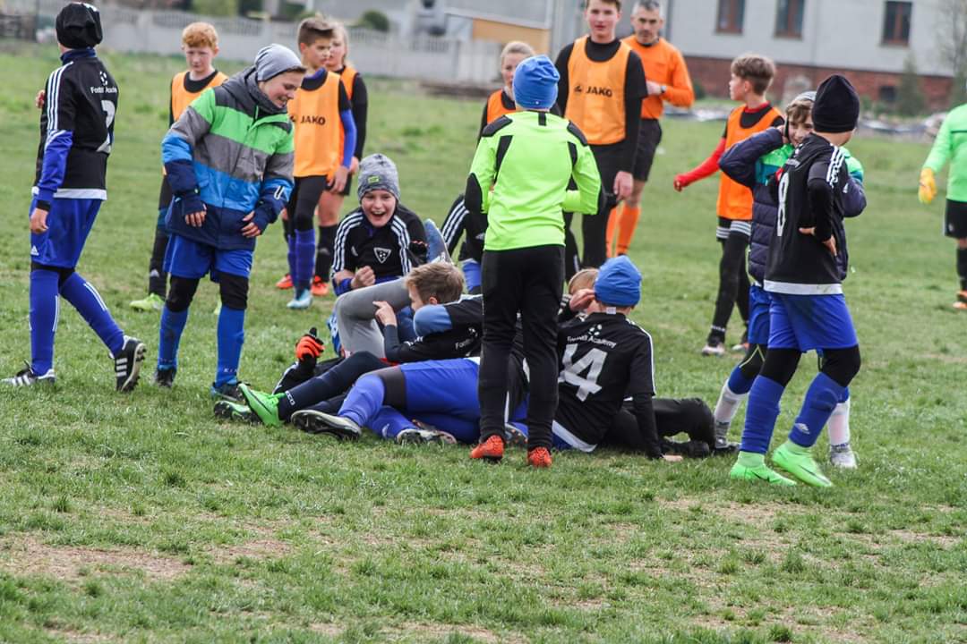 Jark0o's tweet photo. Emocje po strzelonej bramce w ostatniej sekundzie która daje remis! Miło się na to patrzy 💪  FC ACADEMY remisuje dziś w Białołęce z GWARDIĄ. Na "trybunach" przyłapany piłkarz @ChrobryGlogowSA Bartosz Machaj 😉 https://t.co/BNwi2mHS3v