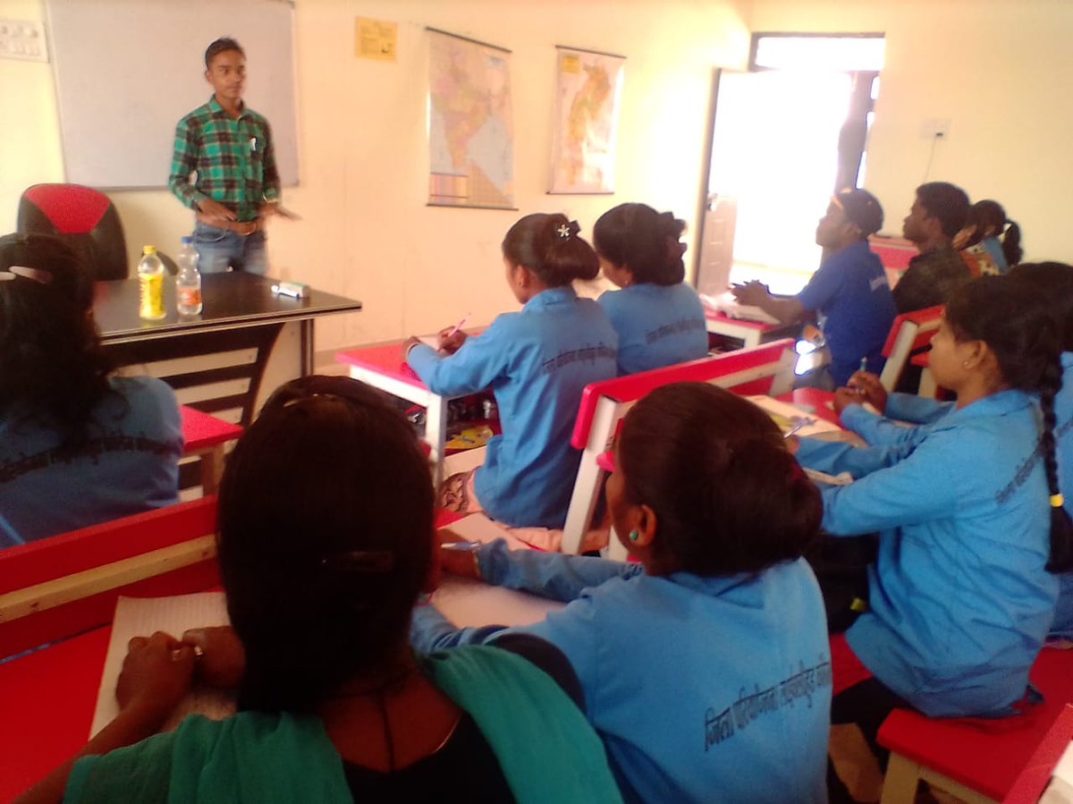 ExploreBastar's tweet photo. #UBPeople - बहुत गर्व महसूस होता है जब अपने पढ़ाए बच्चे को दूसरे का मार्गदर्शन करते हुए देखते हैं। सोनसाय नाग शुरुआती दिनों से ही @ExploreBastar के साथ जुड़े हुए हैं। आज अपनी दक्षता वे लाइवलीहुड कॉलेज में पर्यटन के क्षेत्र में ट्रेनिंग ले रहे पाठकों के साथ बांट रहे हैं।(1/2) https://t.co/ub7LBGqbub