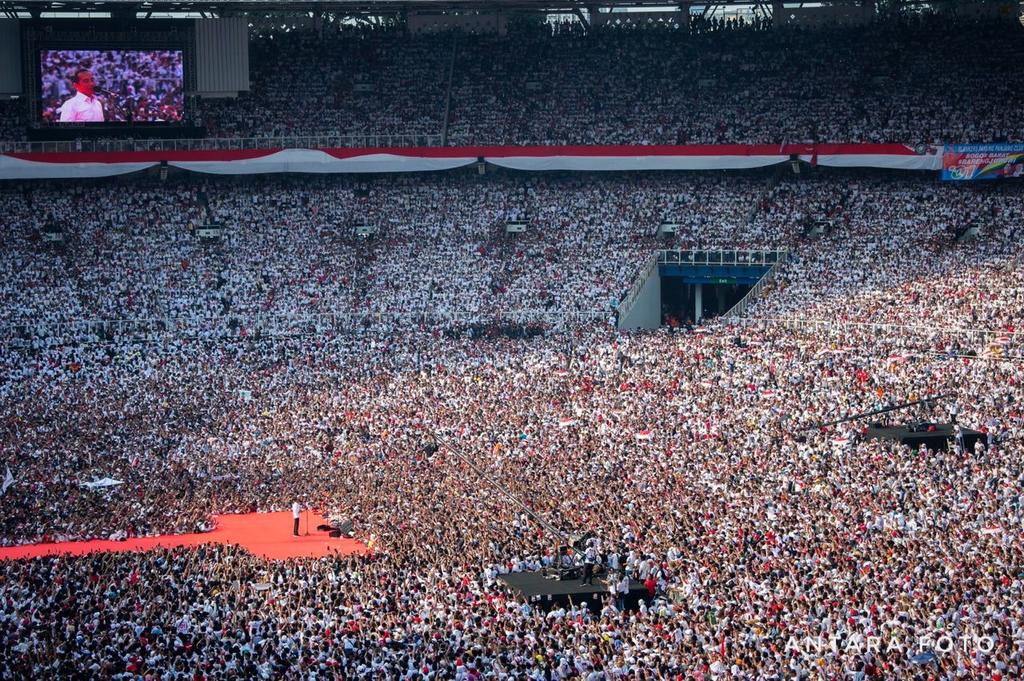 jokowi's tweet image. Atas nama cinta, betapa sebetulnya saya ingin memeluk saudara-saudara semua, dalam sebuah pelukan: Satu Indonesia.
