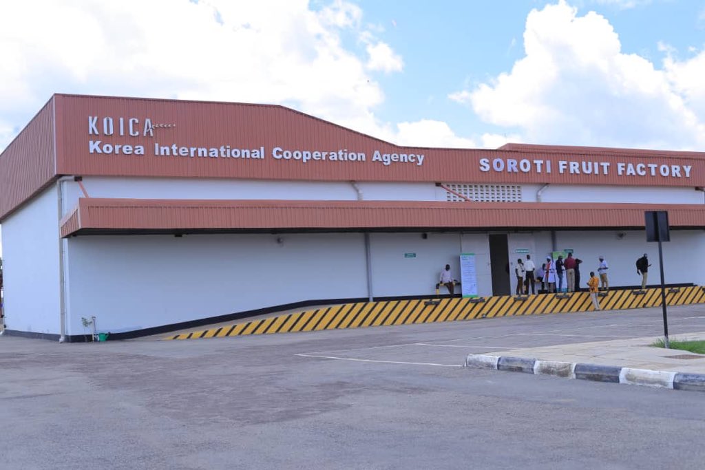 UgandaMediaCent's tweet photo. HAPPENING: @KagutaMuseveni is set to commission the #SorotiFruitFactory in Teso region today. The project is funded by @GovUganda with a contribution of UGX 20.5bn. It will process oranges and mangoes into concentrates and ready to drink juices called Teso Juice – Teju juice. https://t.co/rRFor5lEur