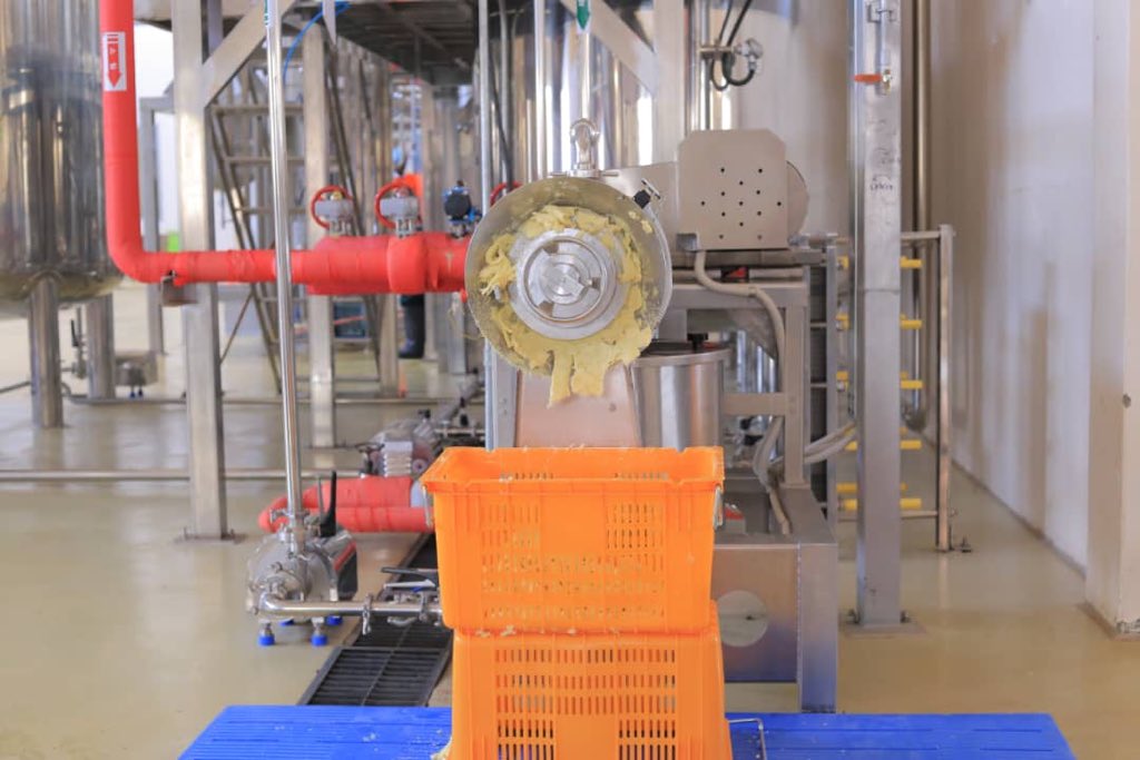 UgandaMediaCent's tweet photo. HAPPENING: @KagutaMuseveni is set to commission the #SorotiFruitFactory in Teso region today. The project is funded by @GovUganda with a contribution of UGX 20.5bn. It will process oranges and mangoes into concentrates and ready to drink juices called Teso Juice – Teju juice. https://t.co/rRFor5lEur