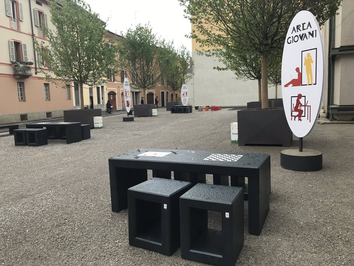 GuidoRuggeri's tweet photo. Area gggiovani, area eventi, aria di cacata!!! #cremona #sipuo #farsiprendereperilculo https://t.co/9GdWFsCBtp