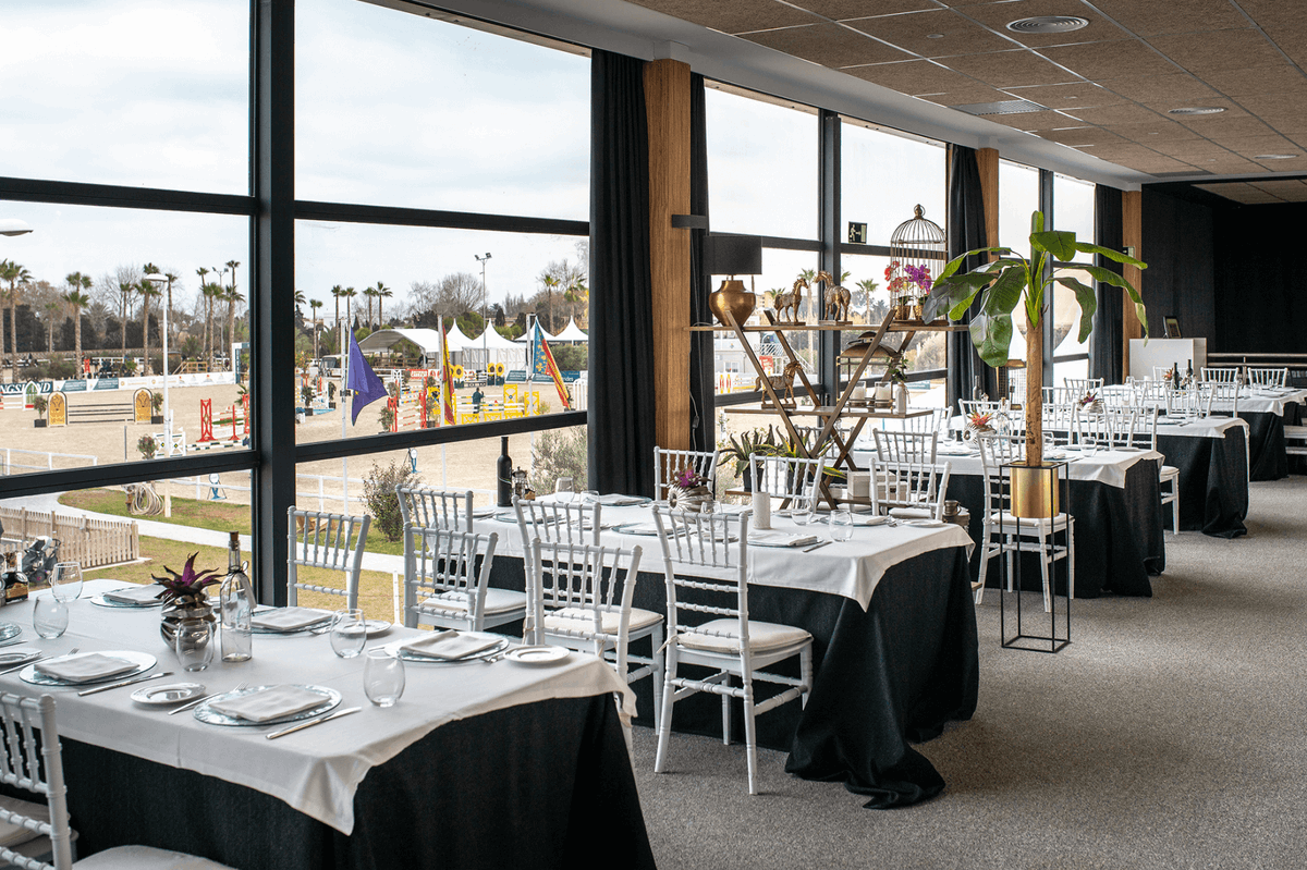 olivanovaresort's tweet photo. Ocean’s restaurant has the best box seat from where to follow the show jumping competition while you enjoy a top-quality meal.

#METOliva #SpringMET2019 #OlivaNova #Equestrian https://t.co/s3FukX7L2M