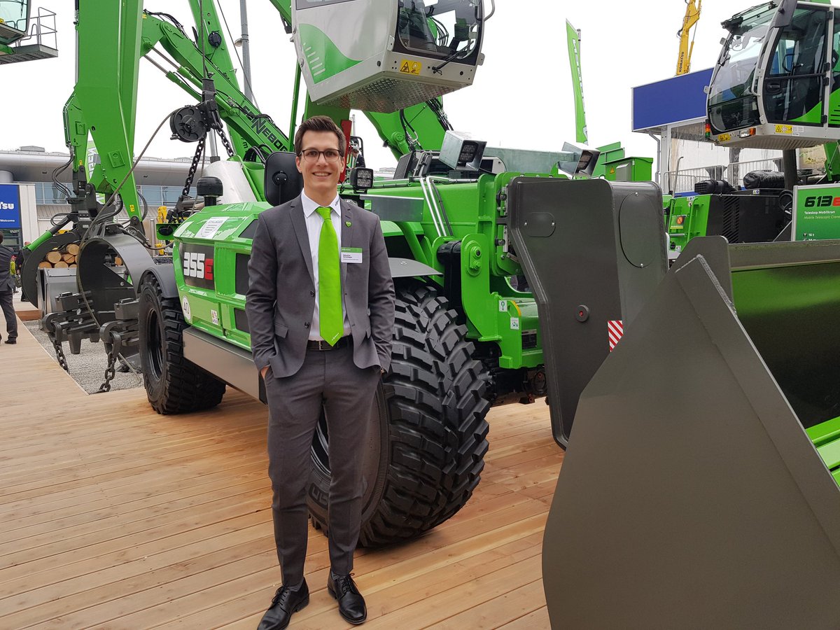 Baugewerbe_Mag's tweet photo. Sebastian #Sennebogen gehört zur dritten Generation des Familienunternehmens @SENNEBOGEN_mk. Als Bereichsleiter Multi Line verantwortet er die Produktlinie speziell für den schweren #Materialumschlag. #Teleskoplader #bauma2019 @baumaOfficial https://t.co/s5y2TbqBMc