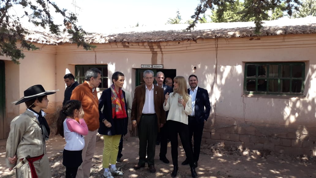 valenmillon's tweet photo. Acompañados por Teresa de Anchorena Presidenta de la Comision Nacional de Monumentos recorrimos la antigua Posta de Huacalera. Hablando de un proyecto para su restauracion y puesta en valor. #Jujuy @monumentos_ar @GobiernoJujuy @diegovaldecanto https://t.co/2xwd0JtFlJ