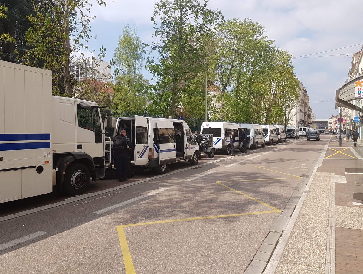 Leprogresloire's tweet photo. Les forces de l’ordre sont présentes en nombre #loire #roanne #Giletsjaunes #ActeXII https://t.co/j6n6eCZu6c