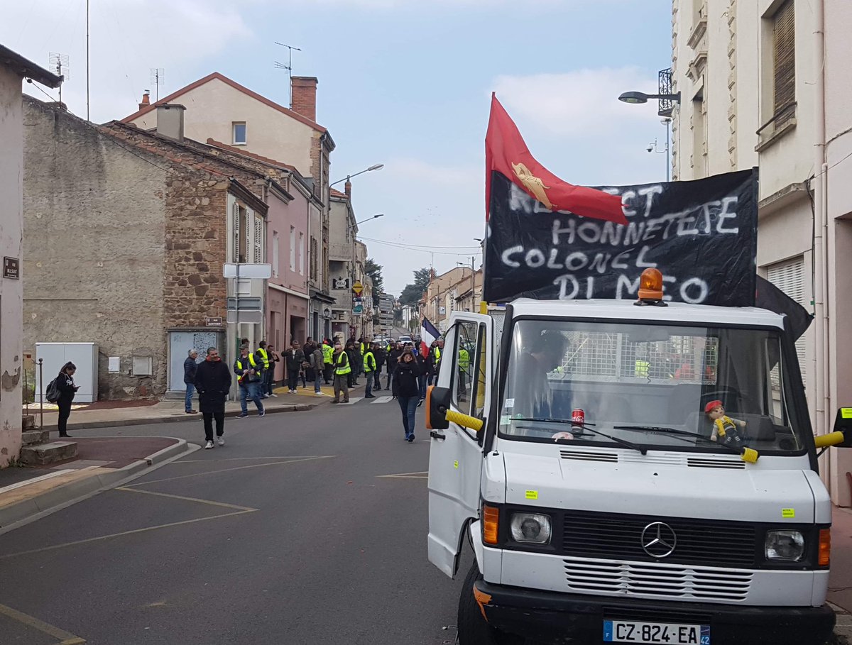 Leprogresloire's tweet photo. Les forces de l’ordre sont présentes en nombre #loire #roanne #Giletsjaunes #ActeXII https://t.co/j6n6eCZu6c