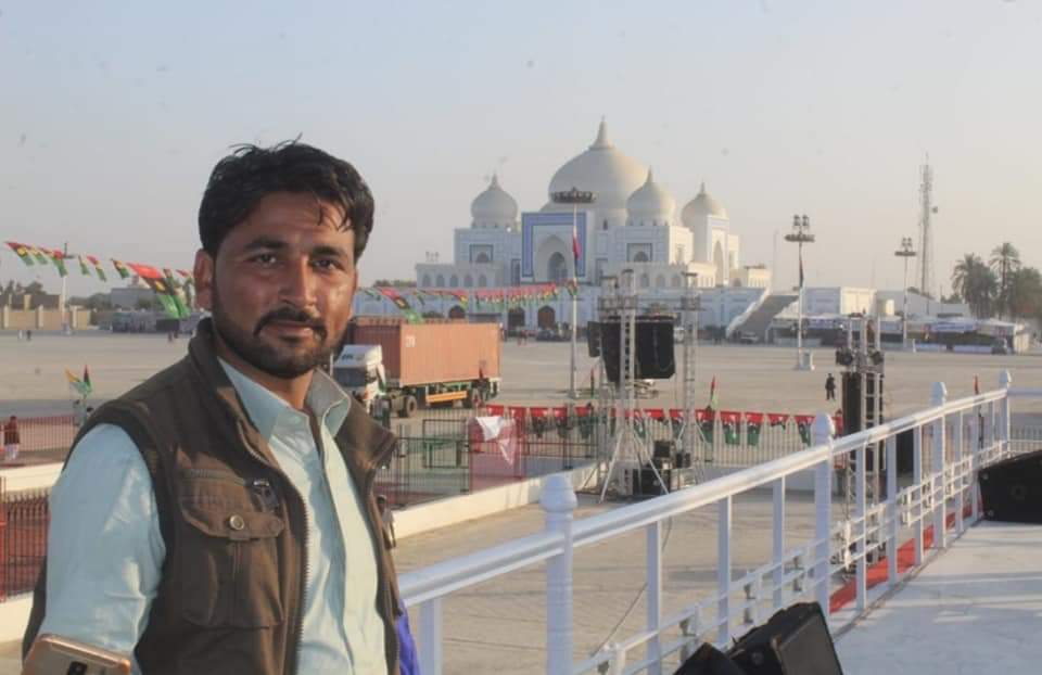 PSFSindh8's tweet photo. @BBhuttoZardari @AseefaBZ
@FaryalTalpurPk @BakhtawarBZ
@CM_Sindh @sardarshah1 @NisarKhuhro_SME
@JavedNLaghari @SoomroJameel

شاگردن جي حق ۾ ڳالهائڻ جي ڪري رحيم بخش مزاري اميدوار اطلاع سيڪيٽري سپاف سـنڌ کي سنڌ يونيورسٹي   انتظاميا جي طرفان مسلسل ڌمڪيون ملي رهيون آهن..
#PSF_Sindh https://t.co/rXVWI4PuE2