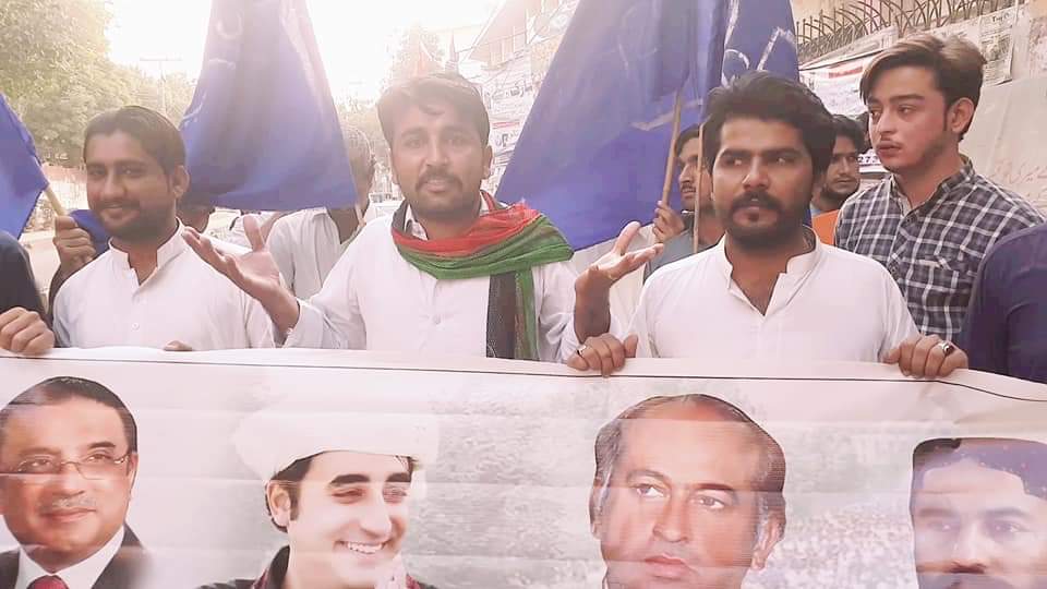 PSFSindh8's tweet photo. @BBhuttoZardari @AseefaBZ
@FaryalTalpurPk @BakhtawarBZ
@CM_Sindh @sardarshah1 @NisarKhuhro_SME
@JavedNLaghari @SoomroJameel

شاگردن جي حق ۾ ڳالهائڻ جي ڪري رحيم بخش مزاري اميدوار اطلاع سيڪيٽري سپاف سـنڌ کي سنڌ يونيورسٹي   انتظاميا جي طرفان مسلسل ڌمڪيون ملي رهيون آهن..
#PSF_Sindh https://t.co/rXVWI4PuE2