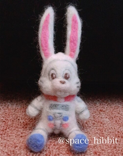 space_hibbit's tweet photo. ついに！！
Mr.ヒビット完成しました🐰💛

顔作りに苦戦して細部の微調整とかしてたら何十時間もかかった…（笑）

ヒビットに見えますか？🤣

#ヒビット
#Hibbit
#宇宙兄弟
#クリエイターズ宇宙兄弟
#羊毛フェルト https://t.co/xe5emYkbln