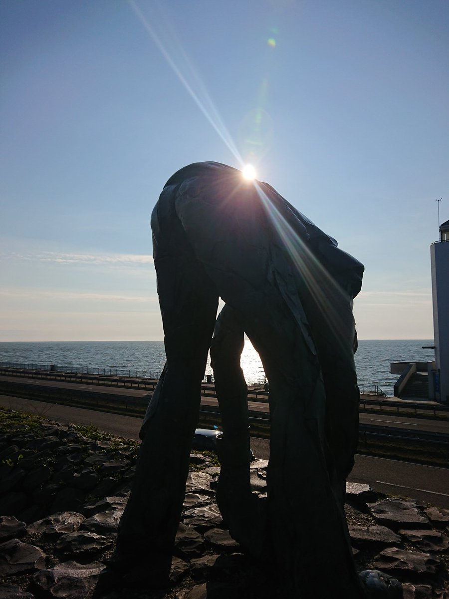 En op weg naar Motorboot Sneek, sjouwen met Deining flyers 😊. Tussenstop op de Afsluitdijk, het Wad trekt alweer!