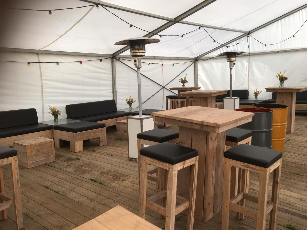 Een mooie klus, opgebouwd met meubilair van onze Pure Wood meubellijn en mooie verse bloemdecoratie.