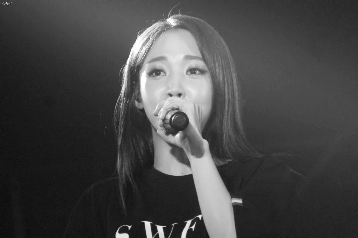 dichotomie1222's tweet photo. 20180818 MAMAMOO 4SEASON S/S CONCERT
오늘도 잘생긴 문별이 하세요 (흑백 ver.)
#마마무 #문별 #MAMAMOO #mamamoo #MOONBYUL #moonbyul #ママム #ムンビョル #文星伊 #玟星 #MAMAMOO4SEASON https://t.co/fXFxDT26T3