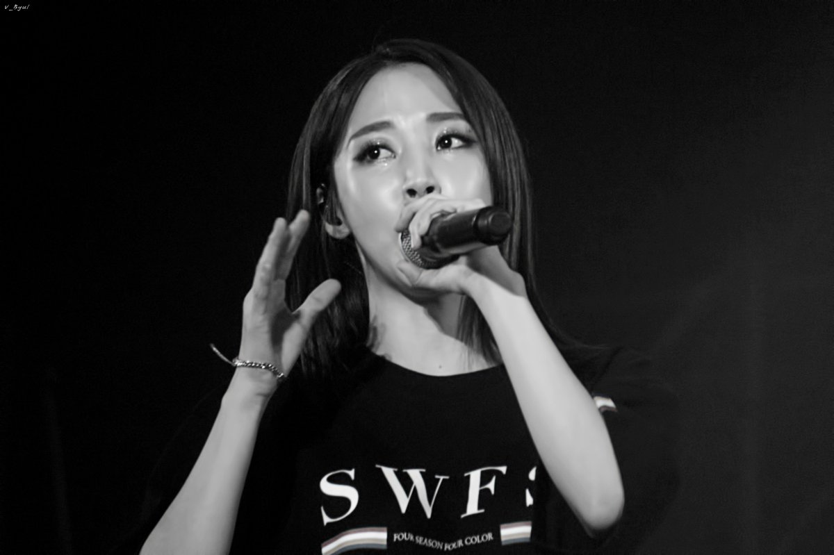 dichotomie1222's tweet photo. 20180818 MAMAMOO 4SEASON S/S CONCERT
오늘도 잘생긴 문별이 하세요 (흑백 ver.)
#마마무 #문별 #MAMAMOO #mamamoo #MOONBYUL #moonbyul #ママム #ムンビョル #文星伊 #玟星 #MAMAMOO4SEASON https://t.co/fXFxDT26T3