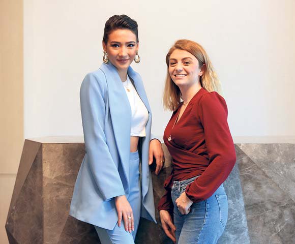 'Kimlikten ziyade yüreklere bakılmalı'

Kadir İnanır ve Vahide Perçin’le rol aldığı “Kapı” filmiyle beyazperdeye adım atan <a href="/aybukepusat/">Psikopat</a>, Özlem Ülkü'ye çok özel açıklamalarda bulundu... mill.yt/l570p