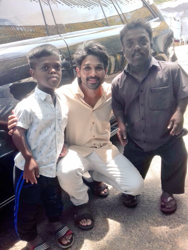 When he is moving in car, he saw both of them are waving hands & requesting for a snap. Then it happend 👍👌
#AA19PoojaCeremony #FansHero