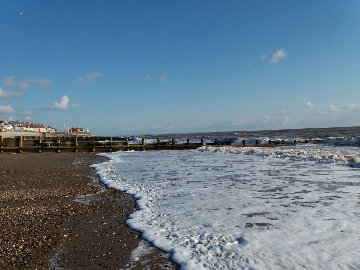 ENGLISHFUTURES's tweet photo. Fresh but sunny #SaturdayMorning on #Hornsea beach. #ViewYorkshire #BBCWthrWatchers #PlasticFreeHornsea https://t.co/NJ3NQXIXOe