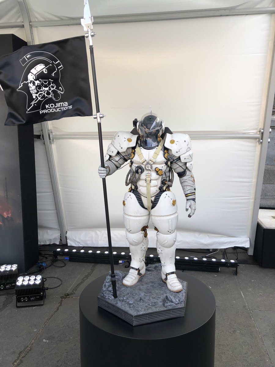 Kaizerkunkun's tweet photo. KOJIMA PRODUCTIONS pop-up shop exclusively at Trafalgar Square today! Just today! 
本日土曜日ロンドンのトラファルガー広場にてコジプロのポップアップショップが1日限定オープンします！お近くの方は是非👍 https://t.co/wsLlwgXFq4