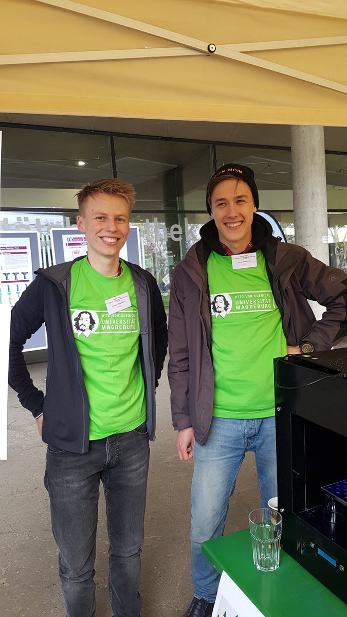 LehrstuhlEMV's tweet image. ... den unsere #ETechnik-Studis @AdrianHegmann und @JonasHelmholz der @OVGUpresse selbst aus acht #Peristaltikpumpe|n gebaut und über einen #ArduinoUNOR3 programmiert haben. Die Zutaten werden direkt aus den Flaschen angesaugt und einfach in einem Trichter gemischt.