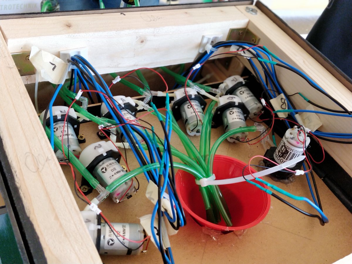 LehrstuhlEMV's tweet image. ... den unsere #ETechnik-Studis @AdrianHegmann und @JonasHelmholz der @OVGUpresse selbst aus acht #Peristaltikpumpe|n gebaut und über einen #ArduinoUNOR3 programmiert haben. Die Zutaten werden direkt aus den Flaschen angesaugt und einfach in einem Trichter gemischt.