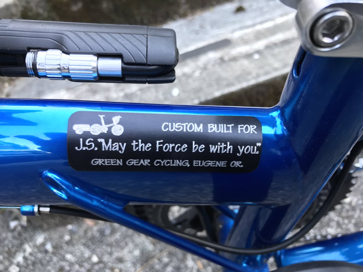 johndog_saiga's tweet photo. Bike Fridayをオーダーすると一緒に作れるネームタグを貼り忘れていました。これ、本来は自分のフルネームを入れるんですが、本名を晒すのは嫌だったのでイニシャルと好きな言葉を入れてみました。

“may the Force be with you.”

これの意味、分かる人には分かる！ww

#BikeFriday #PocketRocketPro https://t.co/ZKtx95jx85