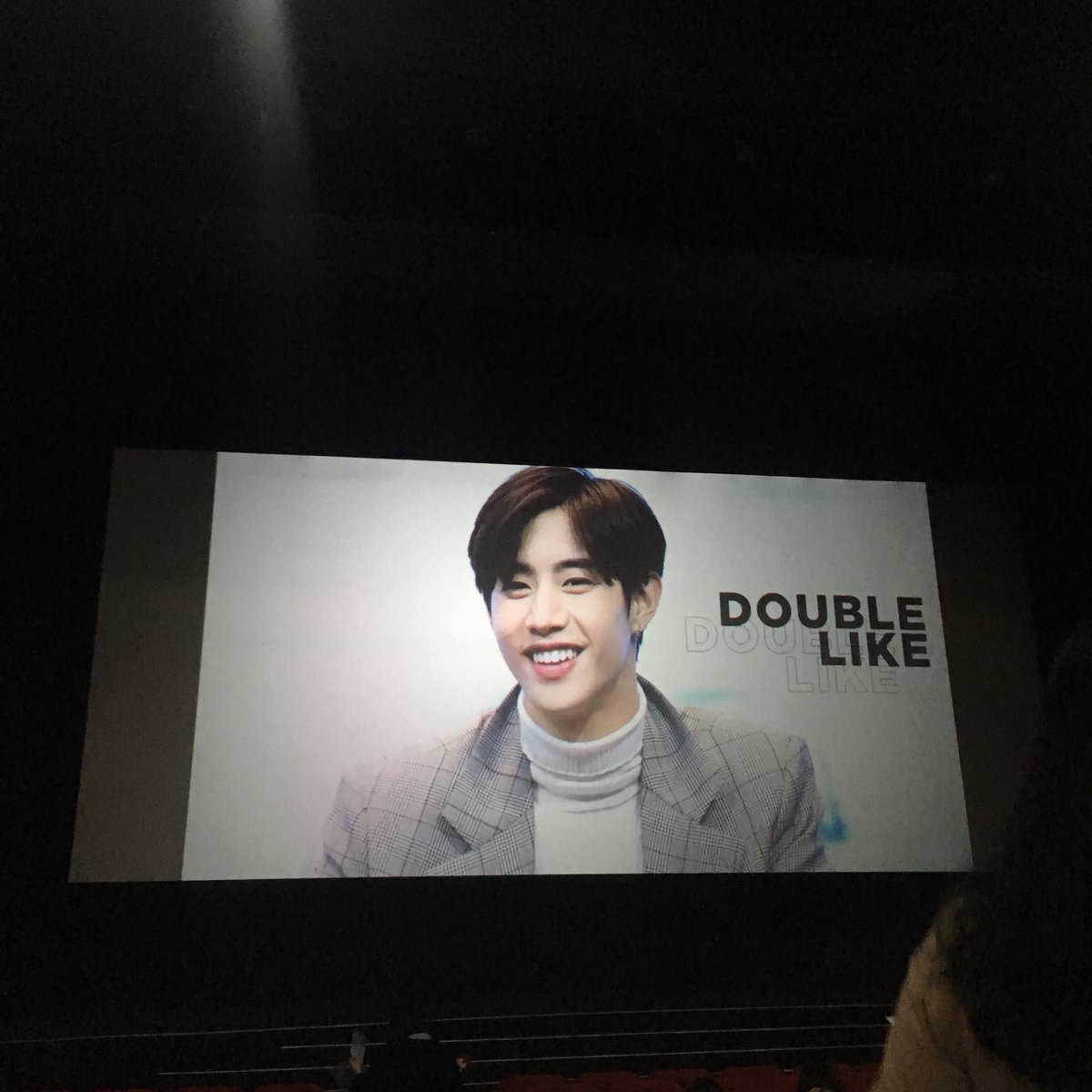 0904mtuan's tweet photo. #마크_더블라이크 큰 화면으로 예쁜 마크 보니까 너무너무 행복한거 있쬬 .... 행복한 시간 만들어주셔서 감사합니댜🐰💕 https://t.co/zap3vWWPMj