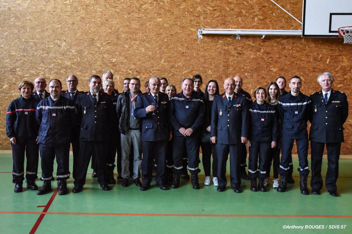 SSSM_57's tweet photo. @COZ_EST @PompiersFR @ars_grand_est @MoselleCD57 Cérémonie de départ en retraite du Médecin Colonel Jean Marc Hippert médecin chef @SSSM_57 @SDIS57. https://t.co/3eNMUb7Xmx