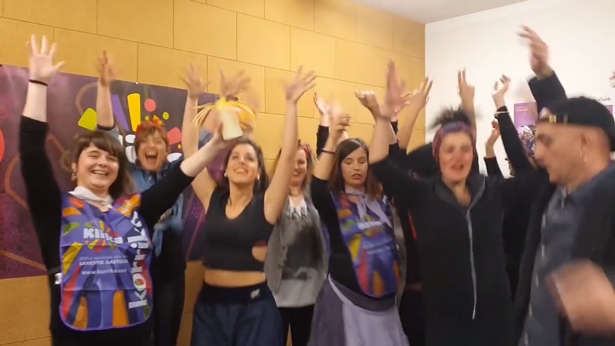 Ikasi nahi duzu #klika #korrika21 abestia zeinu hizkuntzan? Gasteizko Zeinu Kaxa eskolako lagunek irakatsiko dizute: labur.eus/ZfVwA