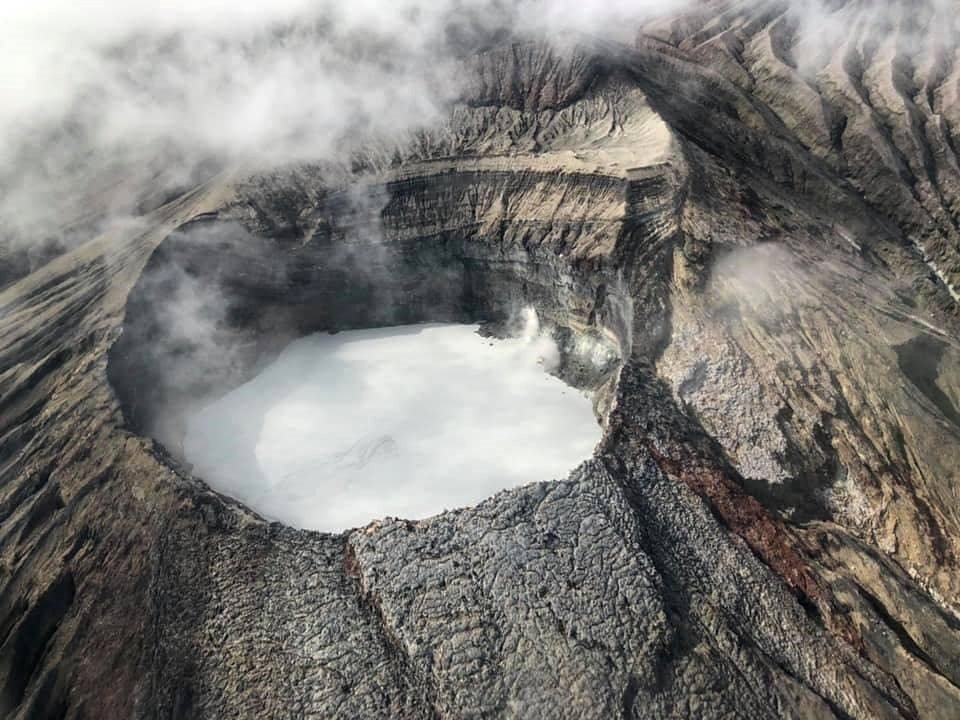 вулкан мутновский камчатка. воронка вулкана. жерло вулкана камчатка. воронка вулкана. кратер вулкана.