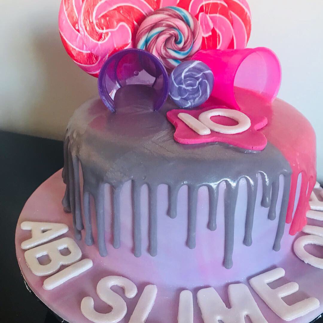 stephmcd90's tweet photo. Made this for little Abi’s 10th birthday. She loves slime and she loved her slime cake. Quadruple chocolate may I add. Chocolate sponge cake, chocolate buttercream, chocolate spreads and the slime is white chocolate ganache. #StephsCakes #AmateurBaker #SlimeCake #Slime https://t.co/7tknUyXV03