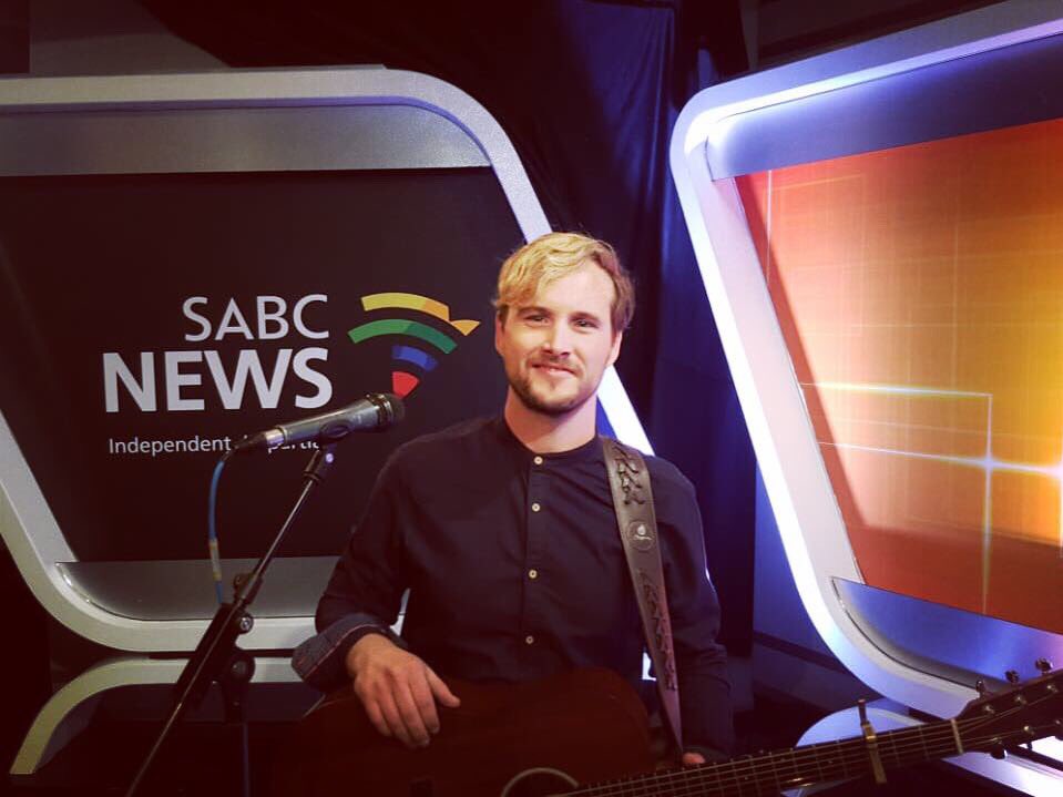 musieksoosgrond's tweet photo. @LennieMuller en @leongropp vanoggend op @SABC2 @MorningLiveSABC
27 April - Villa Avianto Bloemfontein
4 May - @TheBigRedBarnPA Pretoria
https://t.co/pxtfuGwxJQ
#musieksoosgrond #lugballon #lenmuller #leongropp #tvinterview #onset #bts #livetv #morninglive #sabc2 https://t.co/fvCwBLDKXd