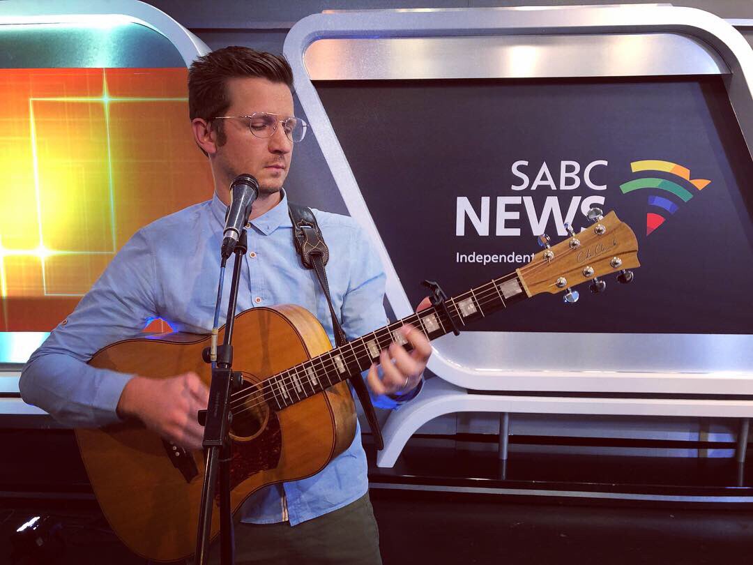 musieksoosgrond's tweet photo. @LennieMuller en @leongropp vanoggend op @SABC2 @MorningLiveSABC
27 April - Villa Avianto Bloemfontein
4 May - @TheBigRedBarnPA Pretoria
https://t.co/pxtfuGwxJQ
#musieksoosgrond #lugballon #lenmuller #leongropp #tvinterview #onset #bts #livetv #morninglive #sabc2 https://t.co/fvCwBLDKXd