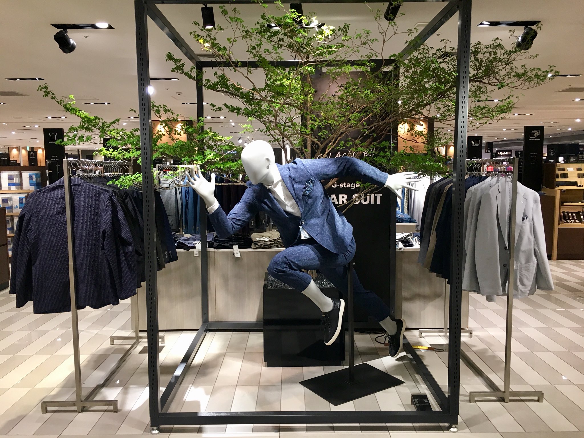 大丸梅田店 8階紳士洋品売場 Gear Suit特集 開催中 5月14日 火 まで タフでアクティブなセットアップを好評展開中 防シワ 撥水 吸汗速乾 ストレッチ ポケッタブル等の機能を備えたトラベルにも週末にも大活躍の新しいスーツです 大丸梅田店