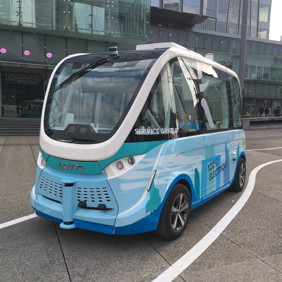 JamesRhodes92's tweet photo. Want to explore Paris but also want to rest legs before the marathon? 
No issue - catch an autonomous shuttle! This is pretty cool. https://t.co/KSH7oZV3tq