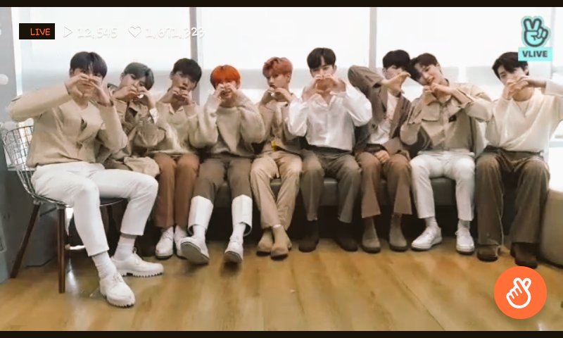 Surprise Vlive 고마워요 @official__1the9 again.데뷔축하해요 hahah they play with vlive hearteu button #1THE9  #원더나인