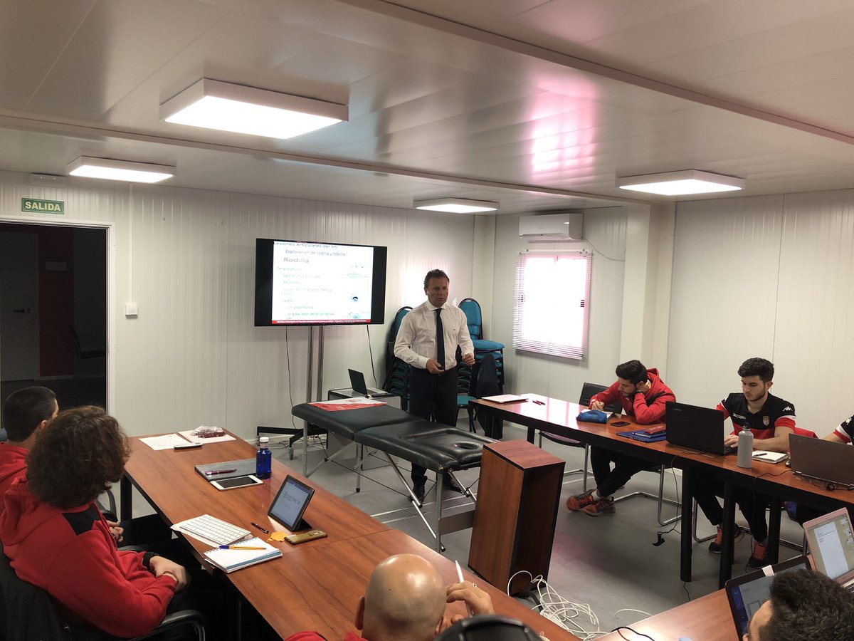 APFfutbolpf's tweet photo. Comenzamos 4 jornada #VIIIMasterPRL con doctor juan cota. @RCCelta tratamiento lesiones articulares en @RFFM_oficial https://t.co/ffLNUrKymW