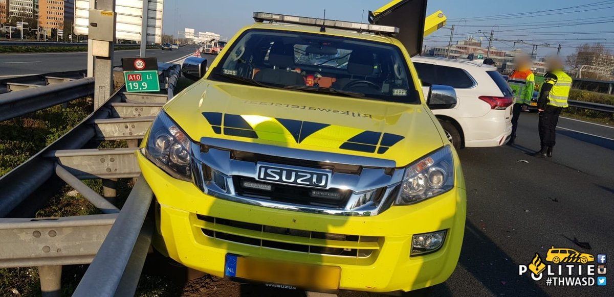 Deze ochtend zijn wij weer ernstig met onze neus op de feiten gedrukt over hoe gevaarlijk het werken op de snelweg is. 

Een auto van <a href="/Rijkswaterstaat/">Rijkswaterstaat</a> werd namelijk aangereden toen deze een berger aan het beveiligen was. 

Er zijn gelukkig geen gewonden gevallen. 

[1/2]