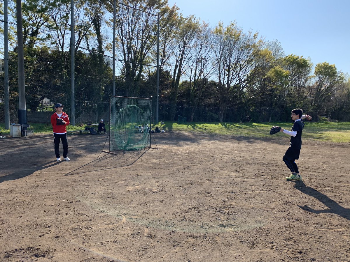 saidai_jo_soft's tweet photo. 今日は13時から練習を行いました⚾︎
今日も１年生が来てくれて、とても嬉しかったです〜！！
先輩方もご指導ありがとうございました！
次の練習は16日火曜、4限後(16:30)からです！
１年生もたくさん来てくれるので、まだ行ったことないよーって方も気軽に来てください！！

※今日の写真は先輩です🙃 https://t.co/WQLwexEiRi