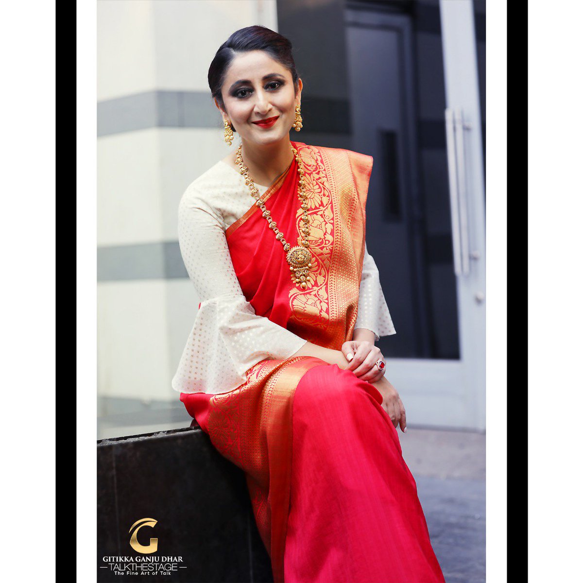 geetikaganju's tweet photo. #SareeBatein
Every saree tells a story, the colour red in a saree speaks for the epitome of tradition it is the core symbol of power, spirituality, of protection and commitment.
@smritiirani #MinistryOfTextiles
#GitikkaGanjuDhar #TalkTheStage #Anchor #Saree #Saturday #RedSaree https://t.co/j1Wu3zw3Ue