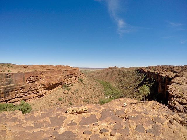 Kings Canyon, Watarrka National Park - Northern Territory. On the Kings Canyon rim walk (6km) at Cotterills Lookout. 
#tv_australia#wow_australia2019#gopro#icu_aussies#1more_australia#pocket_australia#australiatouristguides#hey_ihadtosnapthat#ig_discover… bit.ly/2VDI7J6