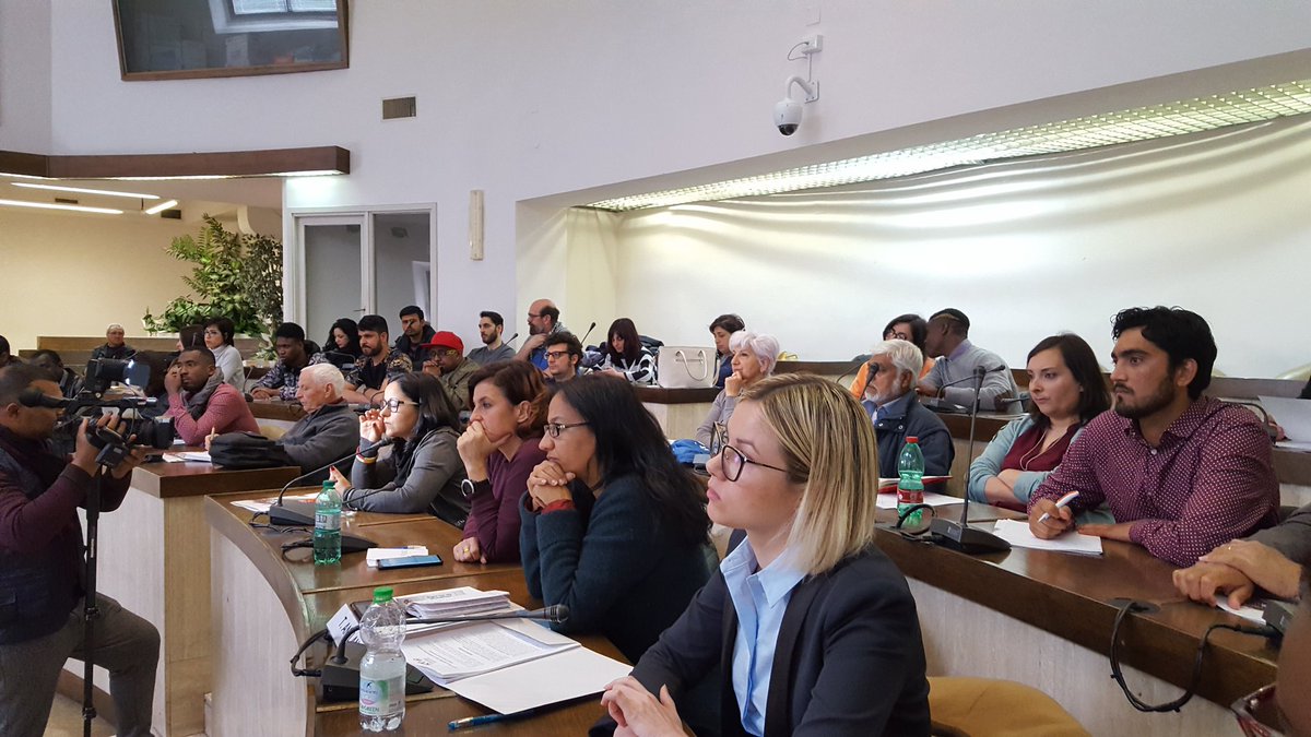 Immagini che non si vedono spesso: le comunità di #migranti oggi siedono nella sala del #consigliocomunale del Comune di #Crotone.
Anche questo è il <a href="/SummitDiaspore/">Summit Diaspore</a> grazie all'assessora #AlessiaRomano e 
<a href="/ArciCrotone/">Arci Crotone Aps</a> <a href="/CsvCrotone/">CSV Crotone</a>