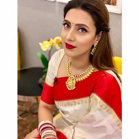 TheBuzzUpdates's tweet photo. ষোলা আনা বাঙালিয়ানা!😍😍 We're loving this look of @Mim_Bidya 💖 @TeamMim #BidyaMim https://t.co/GdoRWmv02i