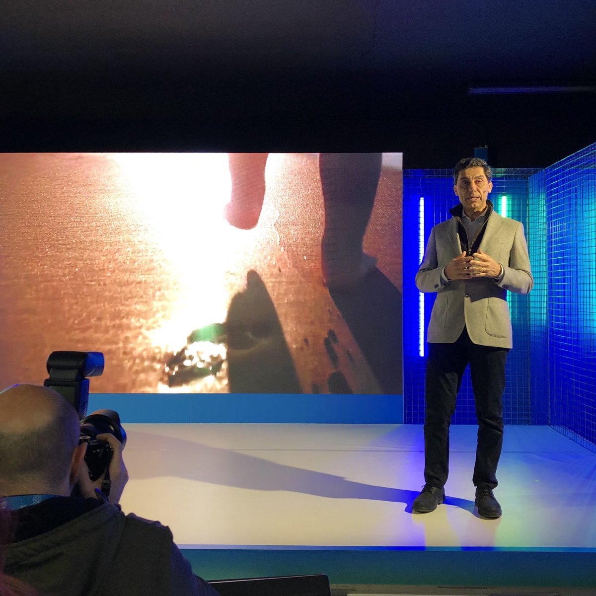 Conti_Italia's tweet image. Eccoci insieme ad Alessandro De Martino, AD di #ContinentalItalia, per parlare di futuro in movimento e mobilità in Italia. 📍mezzanino #M1, Area @BlueEmobility. #DesignWeek #MDW19 #Fuorisalone2019